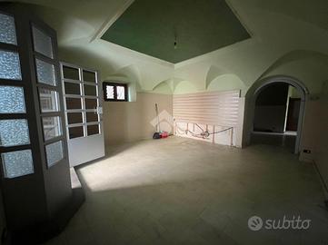 NEGOZIO A CAROBBIO DEGLI ANGELI