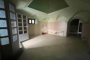 NEGOZIO A CAROBBIO DEGLI ANGELI