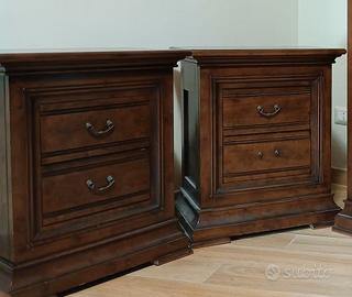 Coppia comodini in legno massiccio stile classico
