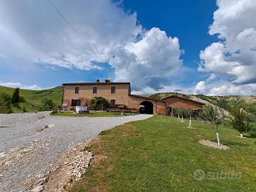 Casale e terreno crete senesi Asciano Siena