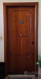 Porta ingresso in legno, chiave cilindro europeo