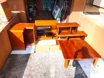 Mobili e tavolino da salotto