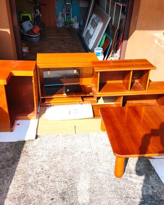 Mobili e tavolino da salotto