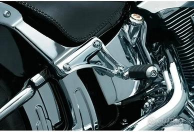 Riposizionamento pedane Kuryakyn Harley Softail