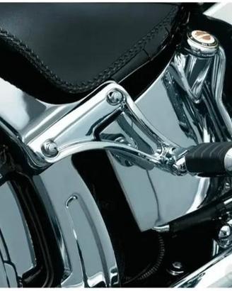Riposizionamento pedane Kuryakyn Harley Softail