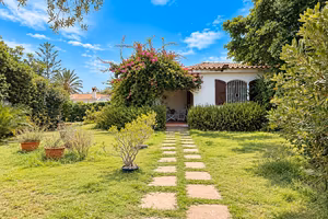 Villa indipendente con giardino a 200mt dal mare
