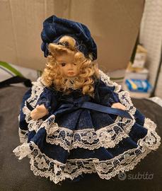 Bambola in porcellana su portagioie vestito blu