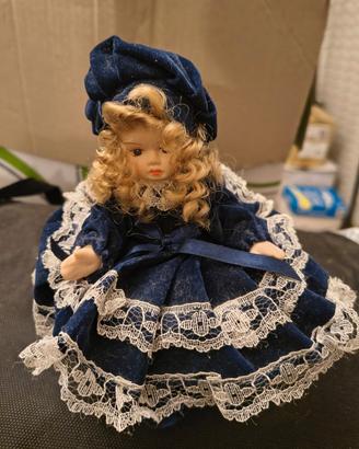Bambola in porcellana su portagioie vestito blu