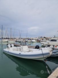 gommone con coppia motori