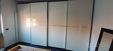 Armadio e letto matrimoniale