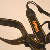 Nikon tracolla