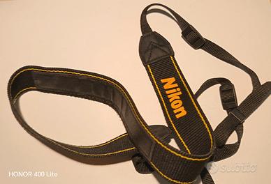Nikon tracolla