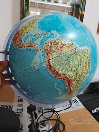 Mappamondo con luce e lente ingrandimento 