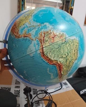 Mappamondo con luce e lente ingrandimento 