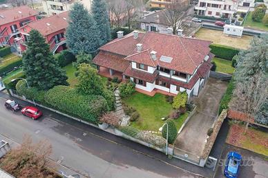 Villa di 801 m² con più di 5 locali e box auto dop