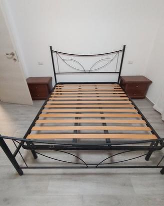 Struttura letto matrimoniale con rete con doghe