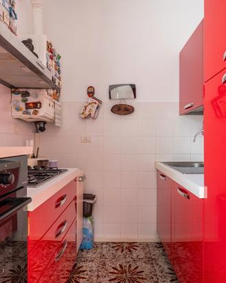 Cucina rosso lucida con elettrodomestici