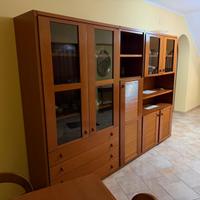 Elegante vetrina in legno