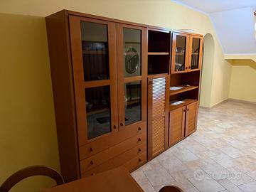 Elegante vetrina in legno