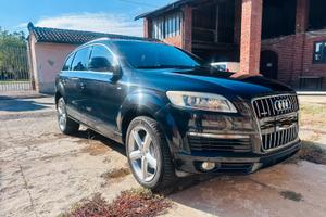 Audi Q7 3.0 quattro , 7 posti.