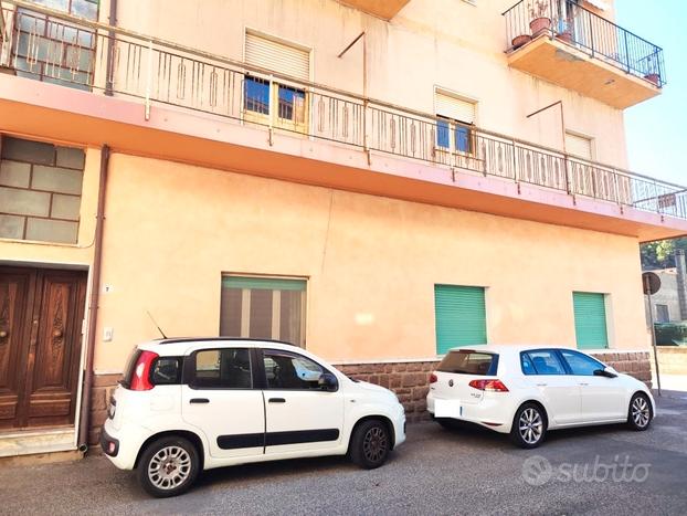 In piccola palazzina, appartamento con cortile