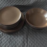 Piatti Ikea marroni 