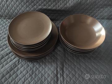 Piatti Ikea marroni 