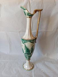 Vaso a brocca in ceramica dipinta e smaltata