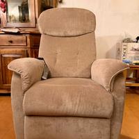 poltrona con assistenza alzata e reclinabile