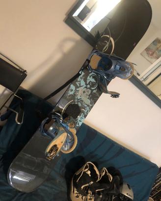 Tavola donna da snowboard k2 con attacchi Burton