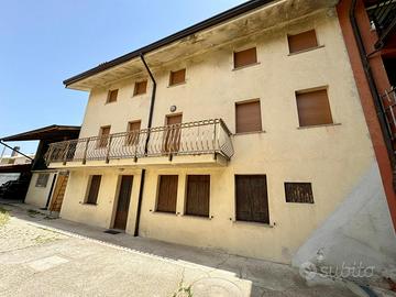 CASA IN LINEA SU TRE LIVELLI, CON TRE CAMERE, G...