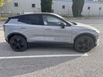 Volvo EX30 cross country  con gancio traino