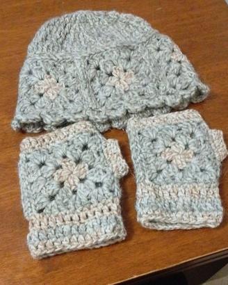 cappello e guanti. Mattonelle Granny 