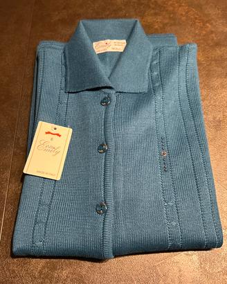 Cardigan da donna in maglia azzurro.