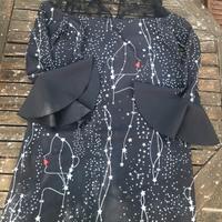 Abito corto nero con  maniche a campana 