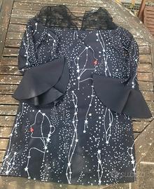 Abito corto nero con  maniche a campana 