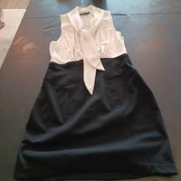 Elegante tubino bicolore smanicato con fiocco