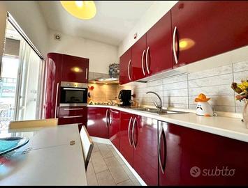 Cucina angolare con elettrodomestici
