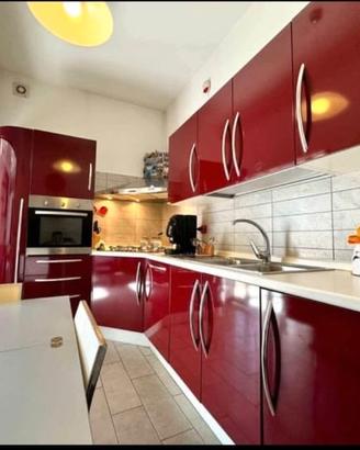Cucina angolare con elettrodomestici