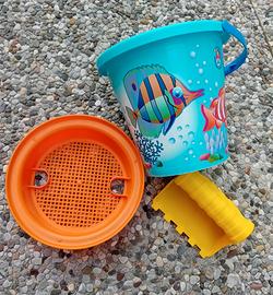 Secchiello e paletta, setaccio, formine.