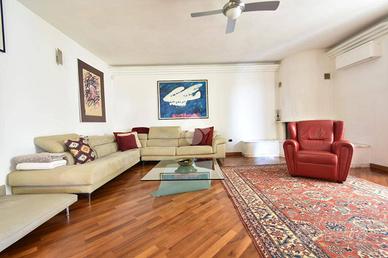 Sala TV: divano angolare, Chesterfield e tavolino