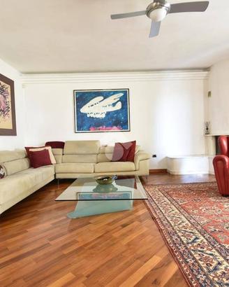 Sala TV: divano angolare, Chesterfield e tavolino