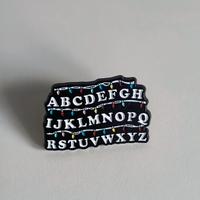 Spilla Smaltata Alfabeto Stranger Things - Lucine 