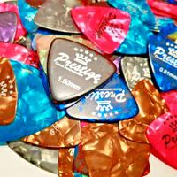 100 plettri triangolari per chitarra di vari spess