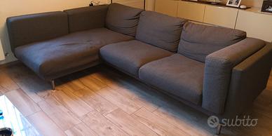 divano IKEA con chaise longue 