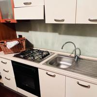 Cucina con tavolo e sedie