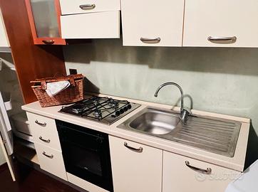 Cucina con tavolo e sedie