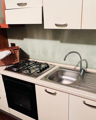 Cucina con tavolo e sedie