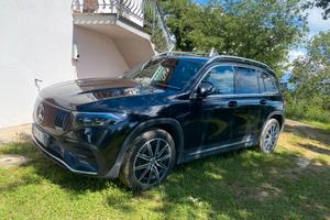 Mercedes EQB stupenda 520 km autonomia