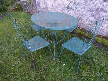 TAVOLO CON QUATTRO SEDIE IN FERRO VINTAGE